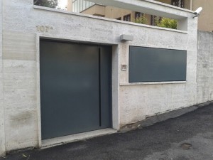 Cancello pedonale in ferro progettazione Westway Architects per ufficio privato a Roma